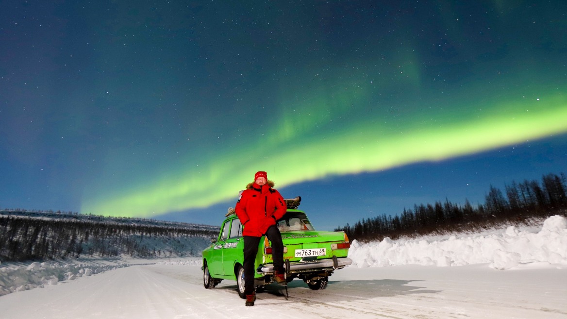 Участник путешествия в Якутию на «Москвиче» 1981 года Алексей Жирухин на фоне полярного сияния