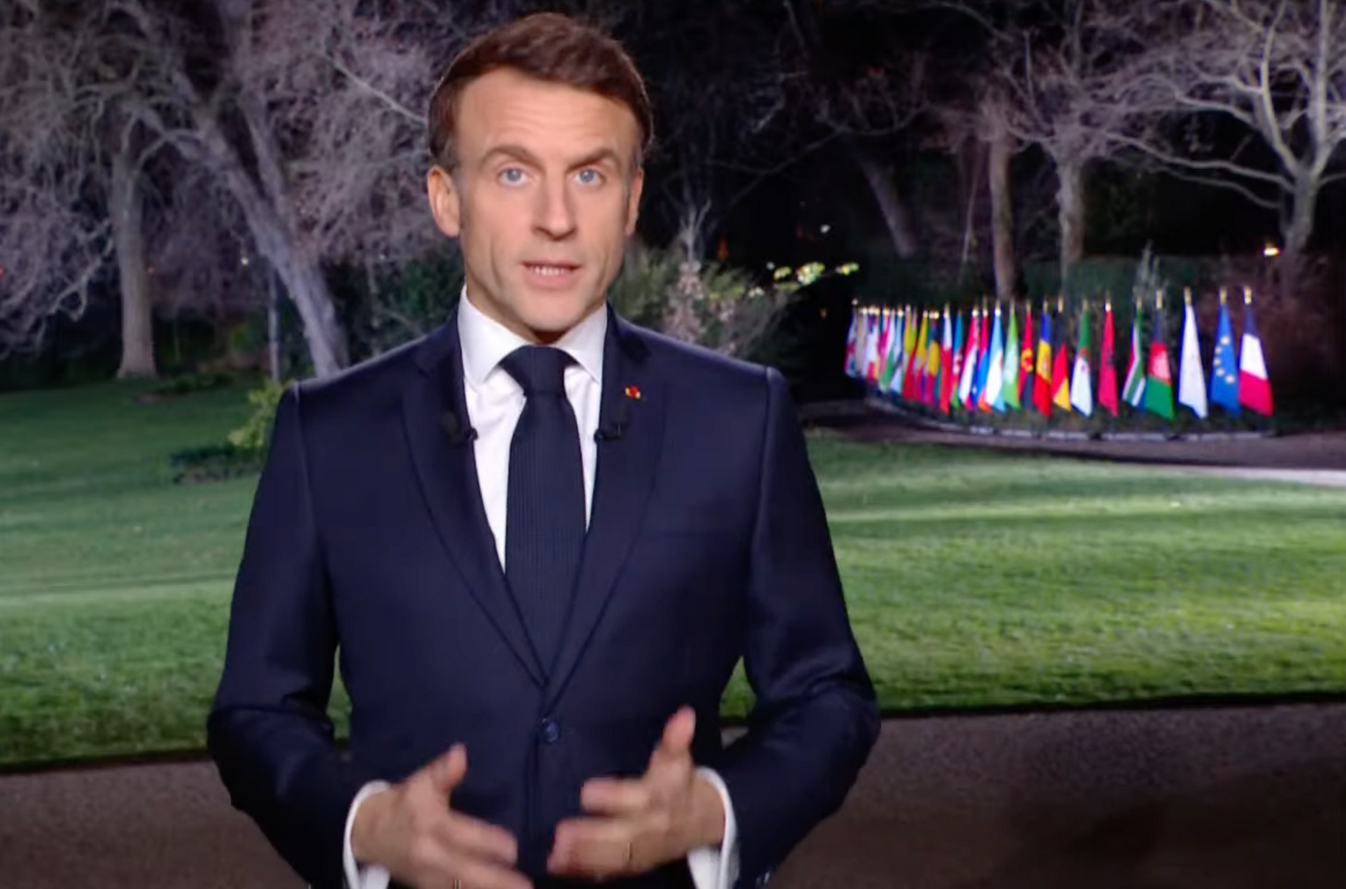 «Как он посмел!»: во Франции возмутились из-за «осквернения флага» Макроном