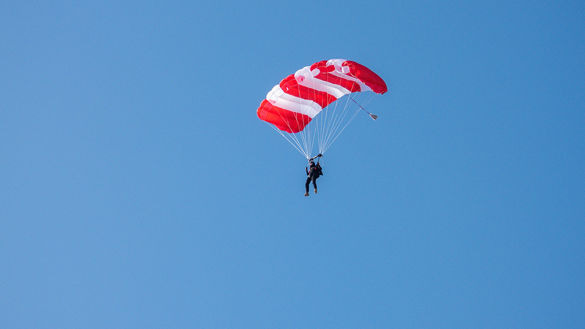 102 года, полет нормальный: пенсионерка увлеклась прыжками с парашютом