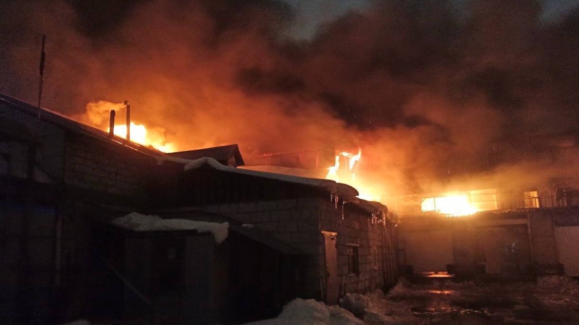 Здание предприятия по производству мясной продукции загорелось в Подмосковье