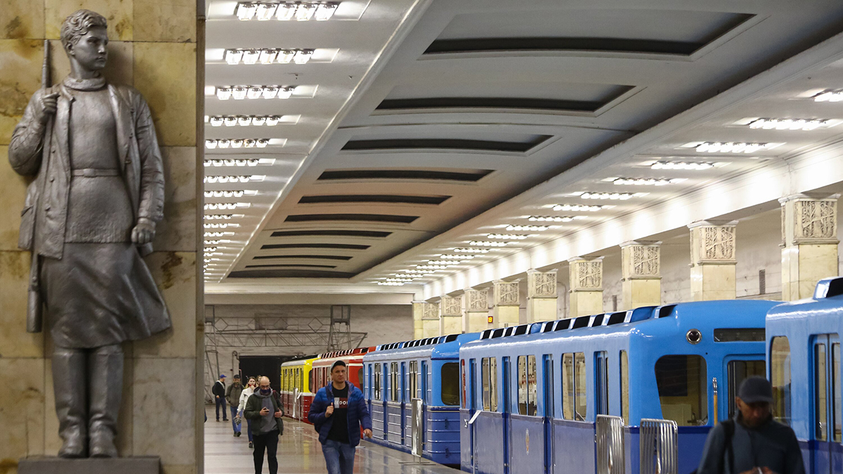 Движение на Арбатско-Покровской линии остановлено из-за упавшего на пути дерева