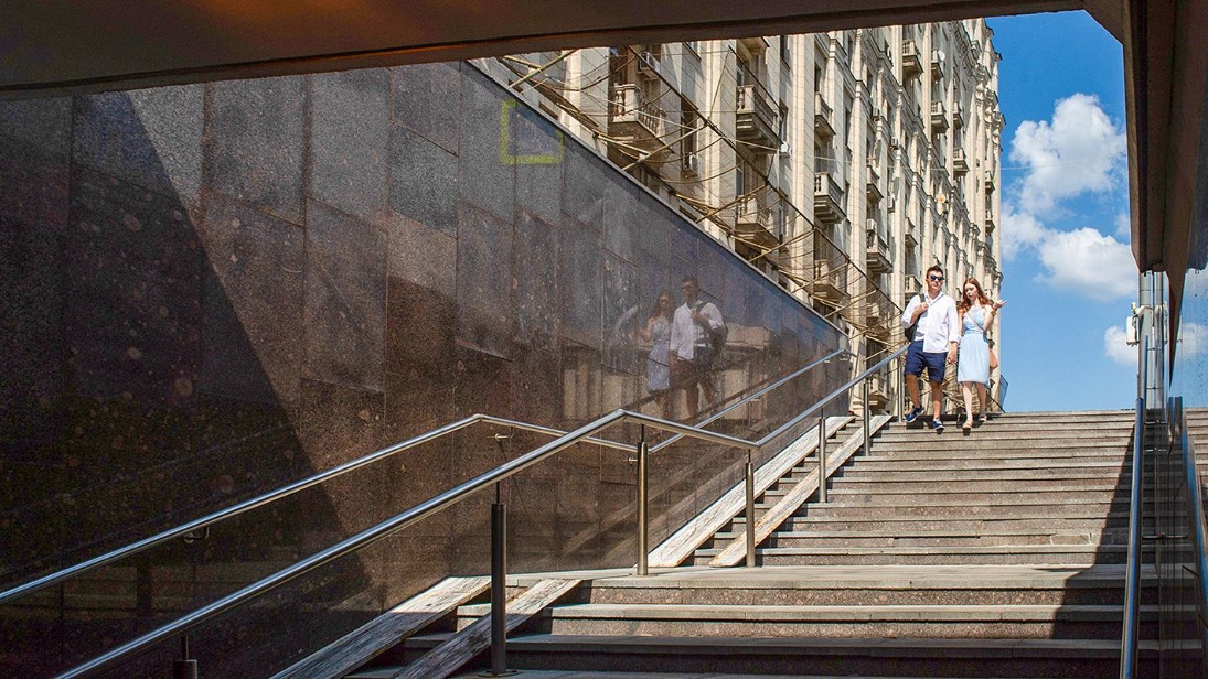 Более восьми тысяч «квадратов» гранитных лестниц отремонтировали в Москве