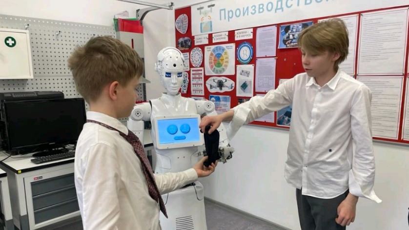 Работу администраторов, консультантов и экскурсоводов выполняют выпущенные в Москве роботы