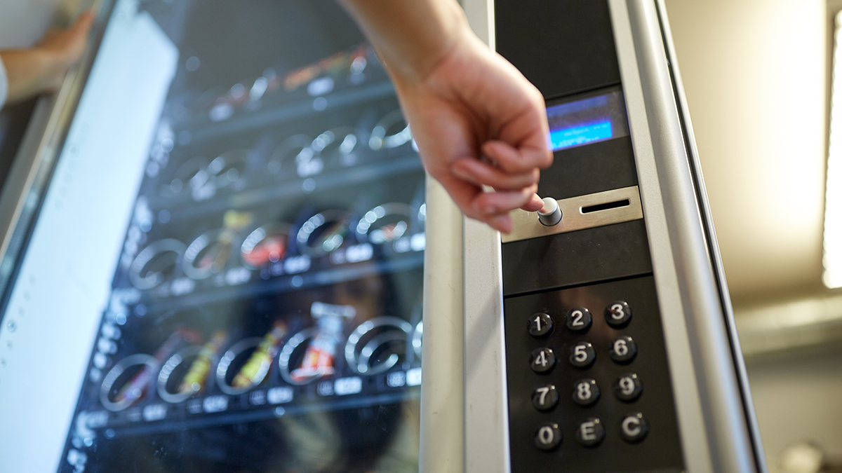 Врач Кашаба заявил, что здоровая еда не может храниться в вендинговом автомате