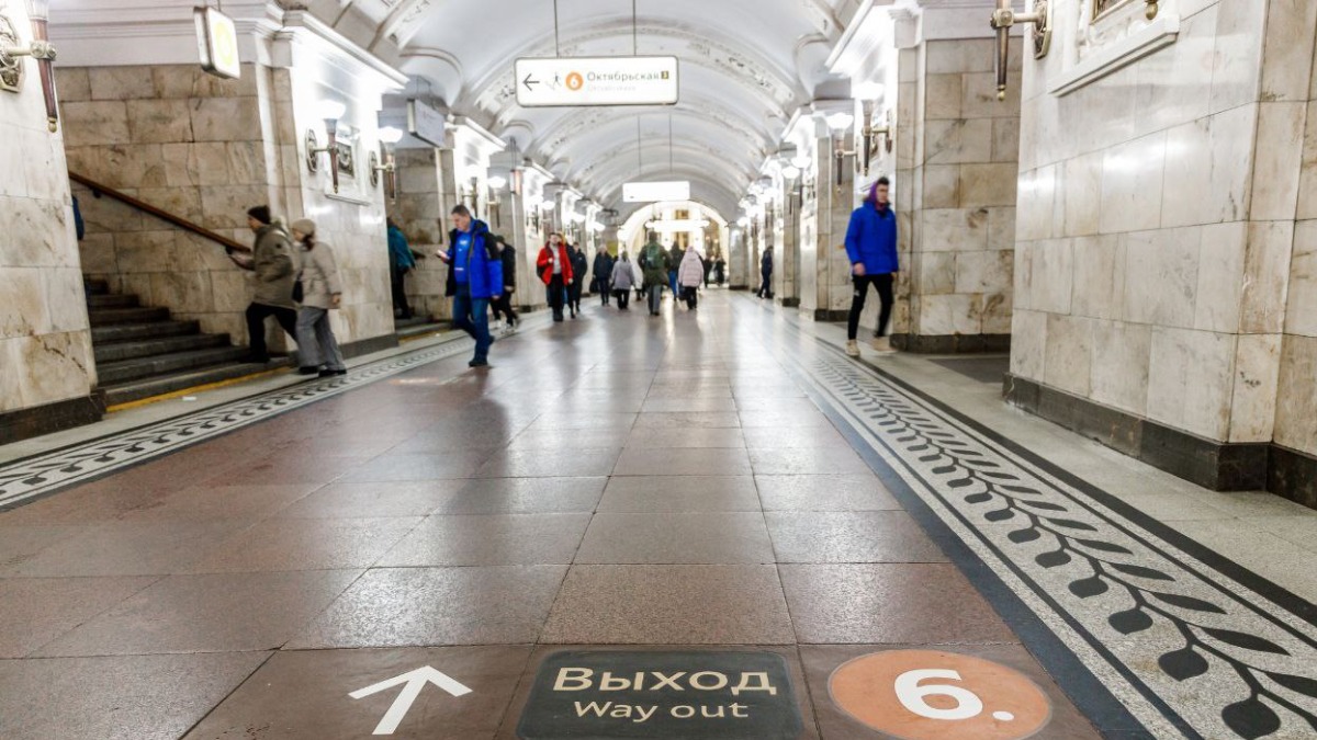 Новая напольная навигация появится на пересадочных станциях столичного метро