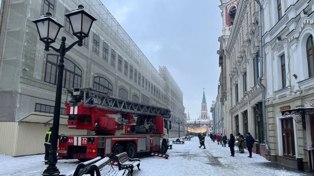 Площадь пожара на Никольской улице в Москве достигла 150 квадратных метров