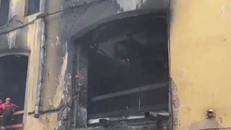 Прокуратура контролирует выяснение причин пожара на Никольской улице в Москве