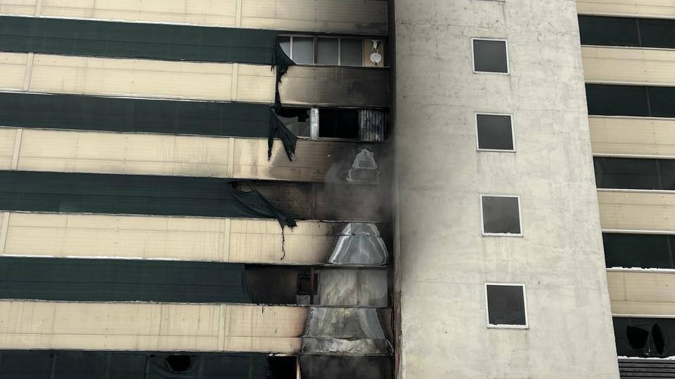 Один человек погиб при пожаре на многоярусной парковке на Волжском бульваре