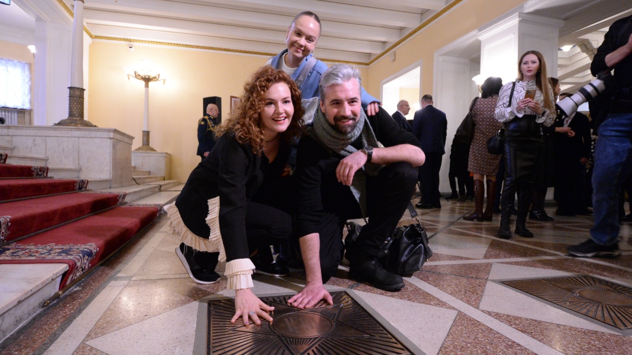 Слева направо: артисты Театра Российской армии Алена Фалалеева, Мария Швыдко и Илья Баранов рассматривают памятную звезду Николая Пастухова