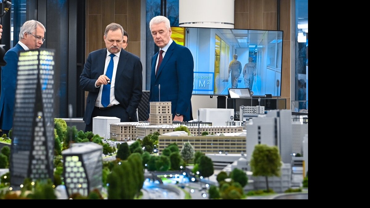 Слева направо: президент МГТУ имени Баумана Анатолий Александров, ректор Бауманки Михаил Гордин и мэр Москвы Сергей Собянин на открытии новых корпусов университета