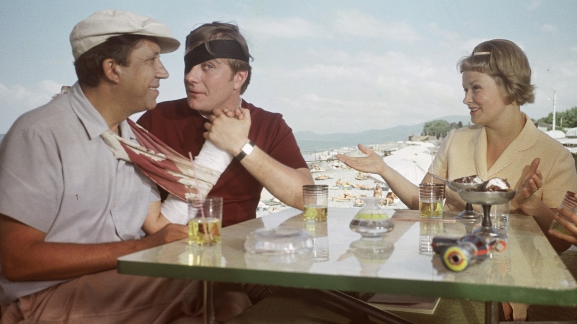 Ю. Никулин, А. Миронов и Н. Гребешкова в комедии «Бриллиантовая рука» (1969)