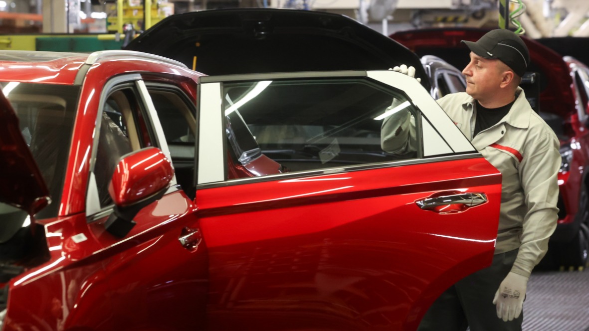 Сотрудник «Автозавода Санкт-Петербург» готовит новую машину к старту продаж 