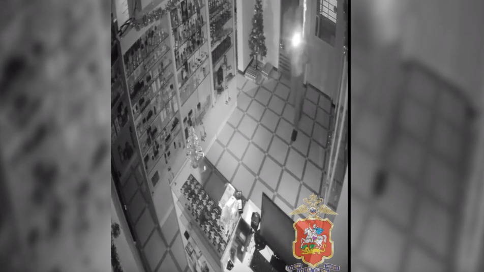 Злоумышленник ограбил табачный магазин в Подмосковье