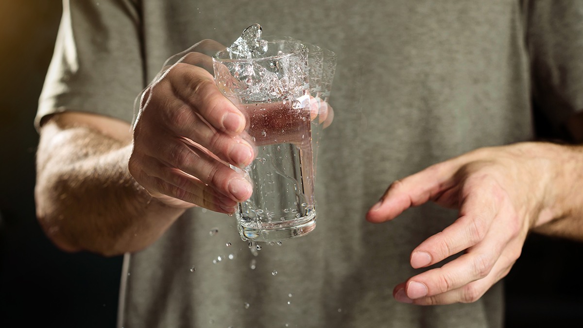 «Относительно безобидный симптом»: невролог Куваев развеял популярные мифы о треморе