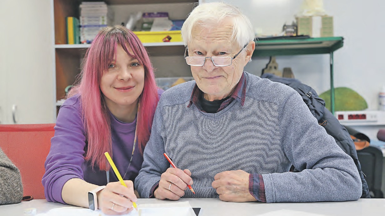 Ведущая курса по созданию анимационных фильмов, художник-мультипликатор Елена Макаренко и участник курса, активист проекта «Московское долголетие» Александр Гладышев делают раскадровку будущего фильма на студии «Союзмультфильм»