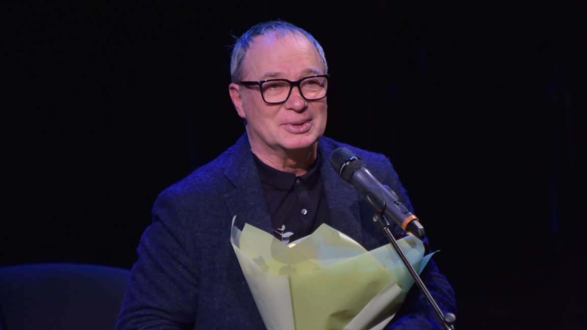 Сергей Урсуляк принимает поздравления во время церемонии награждения