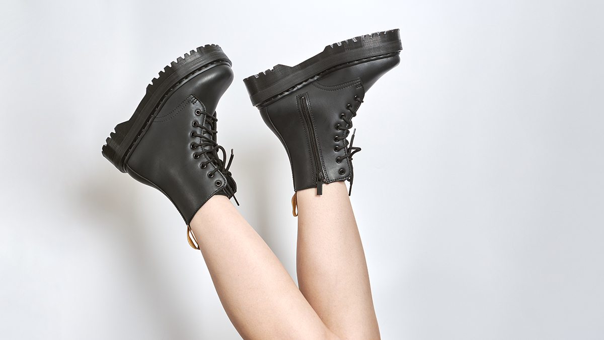 Никаких микросумок и платформ: названы главные антитренды 2024 года