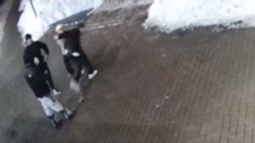 Молодые люди избили прохожего в подмосковных Мытищах