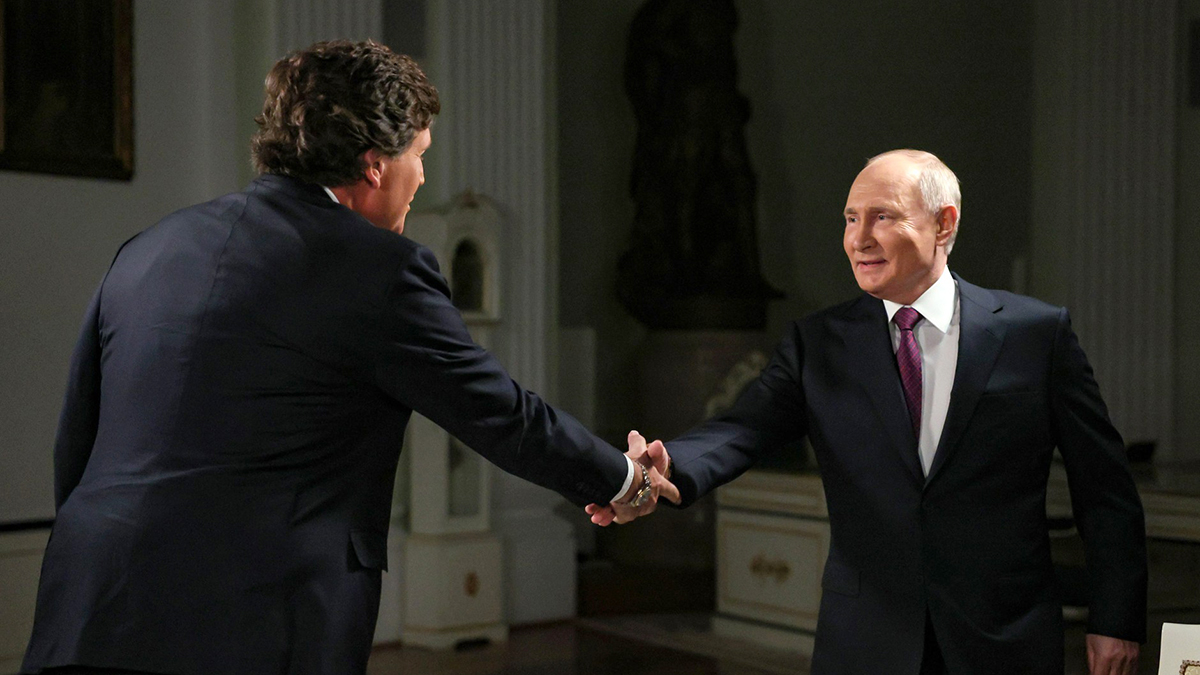 «Не струсил и не сдулся»: Медведев похвалил Карлсона за интервью с Путиным