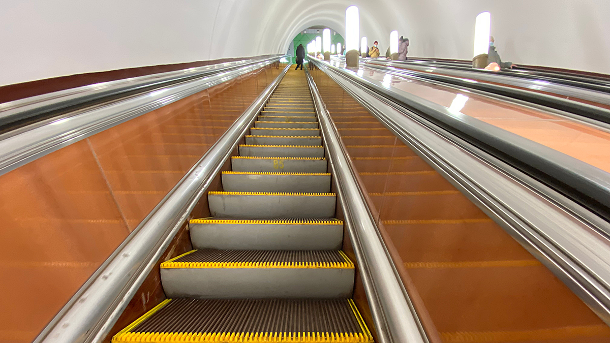 Двое мужчин избили москвича в метро из-за места на эскалаторе