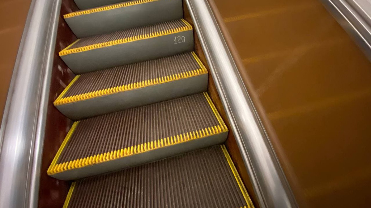 Москвич избил мужчину, задевшего его при спуске по эскалатору в метро