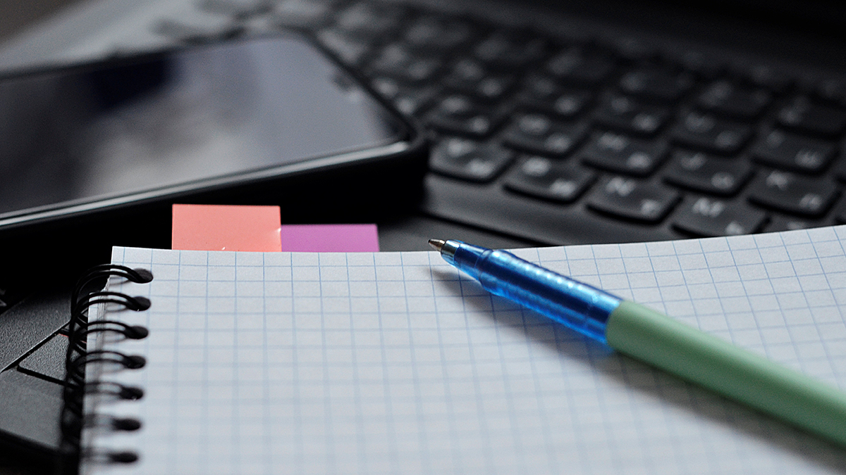 Продажу тетрадей с нарушающими этические нормы обложками могут запретить в РФ