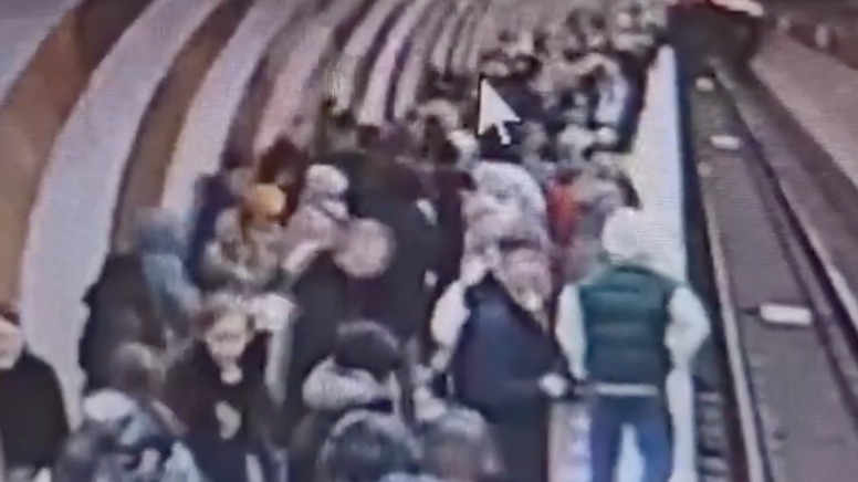 Пассажир ранил мужчину на станции «Парк Победы». Видео