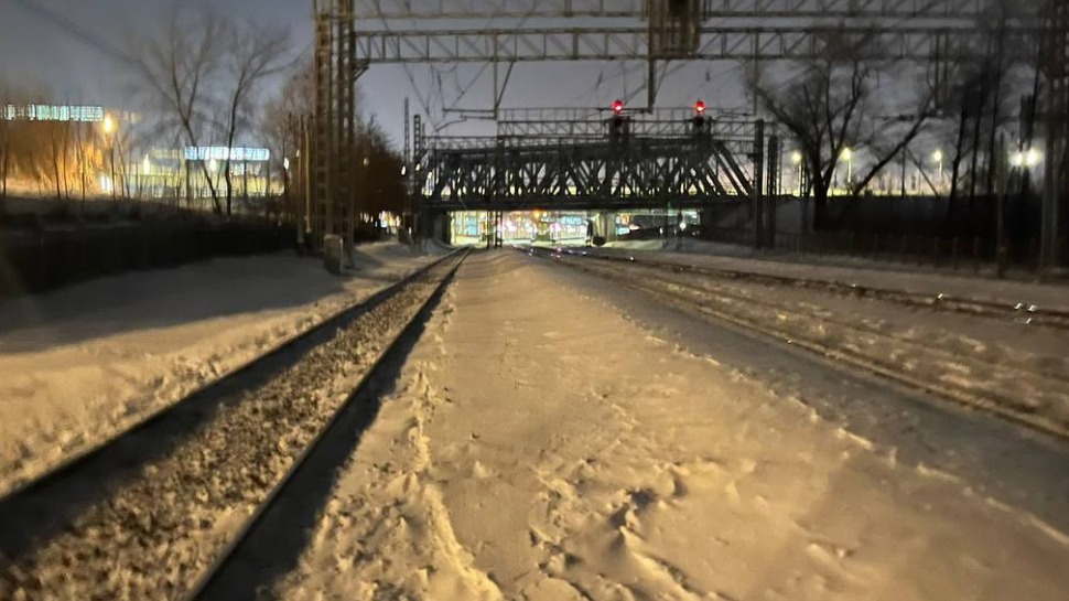 Два человека погибли на железнодорожных путях в столице и области