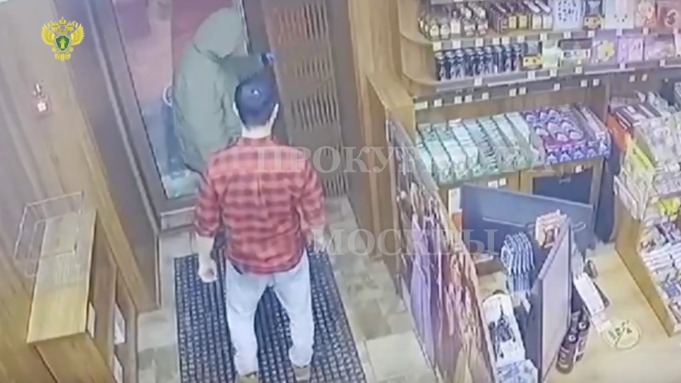 Мужчина напал с ножом на бывших коллег на севере столицы. Видео