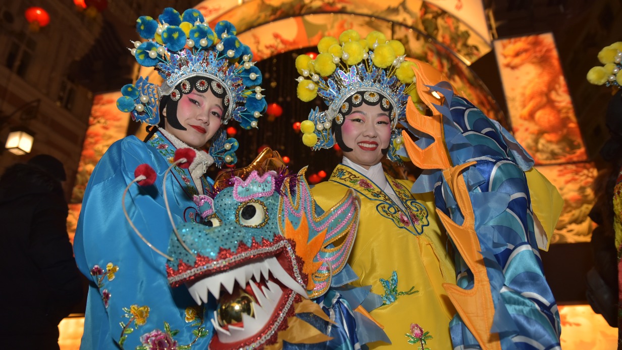 Коллектив «Азия-Фьюжн» представил свою программу в ходе торжеств на центральной площадке фестиваля, посвященного китайскому Новому году. Анна Ли и Надя Хан-Супрун (справа) уверены, что начавшийся по восточному календарю год Дракона станет по-настоящему счастливым