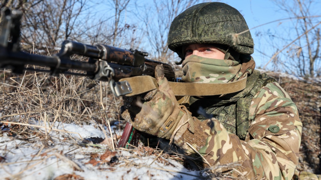 Военнослужащий инженерного подразделения первого армейского корпуса ВС РФ в Донецке отрабатывает действия тактической саперной группы по проделыванию прохода в инженерных заграждениях противника, захвату его позиций, последующему минированию и удержанию освобожденных территорий