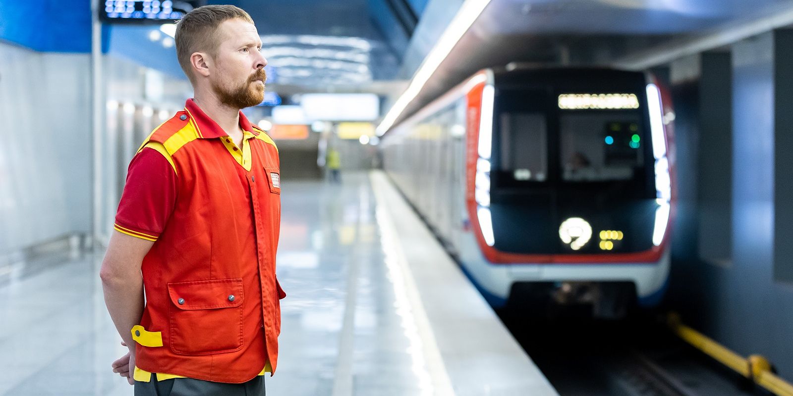Москвичам напомнили об услуге сопровождения маломобильных горожан в транспорте