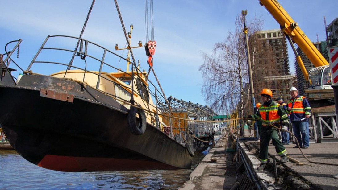 Столичный коммунальный флот начали готовить к открытию навигации