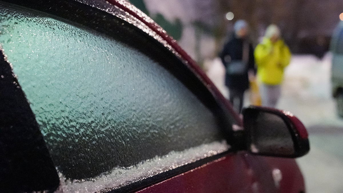 Ледяной дождь в Хабаровске оставил сотни домов без тепла и парализовал аэропорт