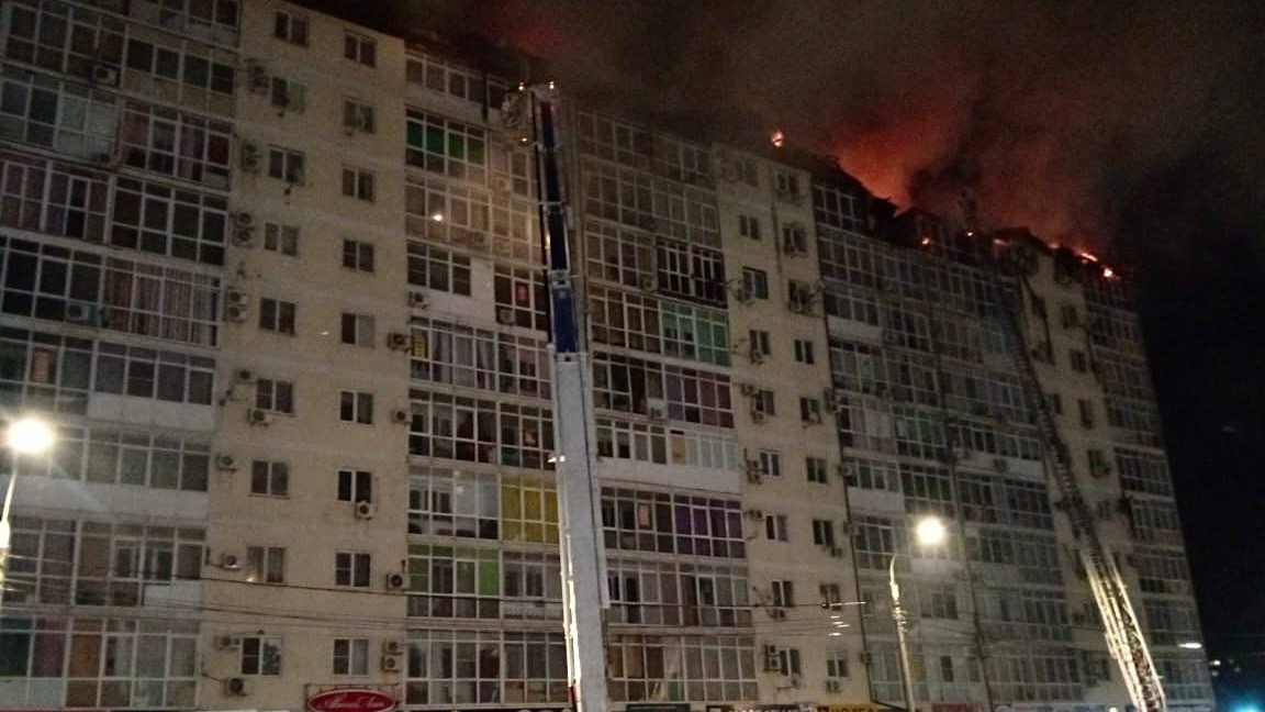 Обвал крыши и крики о помощи: что известно о пожаре в жилом доме в Анапе