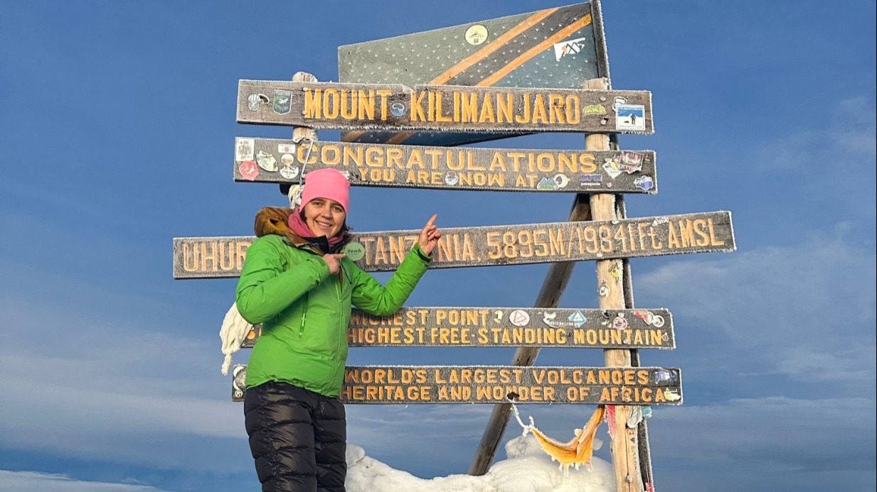 Доцент кафедры рекреации и спортивно-оздоровительного туризма Российского университета спорта ГЦОЛИФК Яна Сираковская в Африке на вершине вулкана Килиманджаро