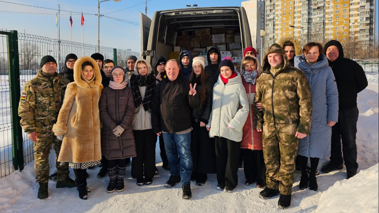 Худрук Московского современного художественного театра народный артист России Владимир Стеклов (в центре) приехал в Развилковскую среднюю школу поддержать ребят, которые собрали гуманитарный груз для участников специальной военной операции