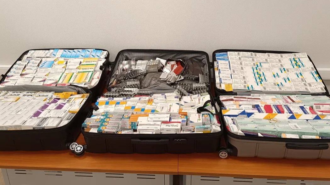 Таможенники нашли у пассажира 69 килограммов лекарств