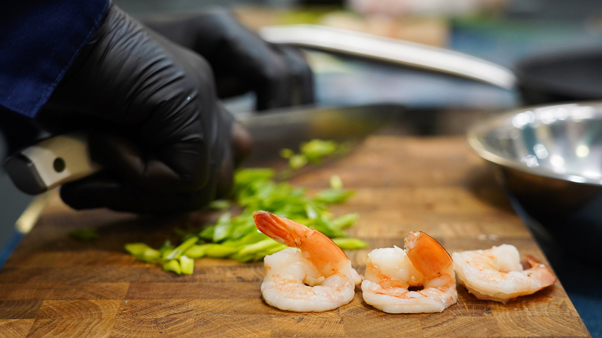 65cdeb2382682c71d4ff553b Столичный шеф-повар с 22-летним стажем уехал в зону СВО, чтобы кормить военных