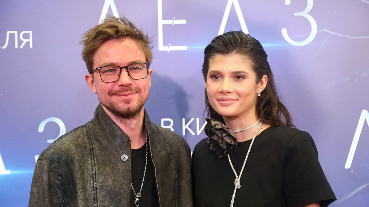 Шары-сердца и розы: Александр Петров поздравил свою жену Викторию с 23-летием