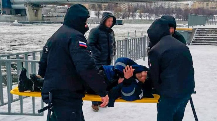 Росгвардейцы спасли мужчину, застрявшего на льду в центре столицы