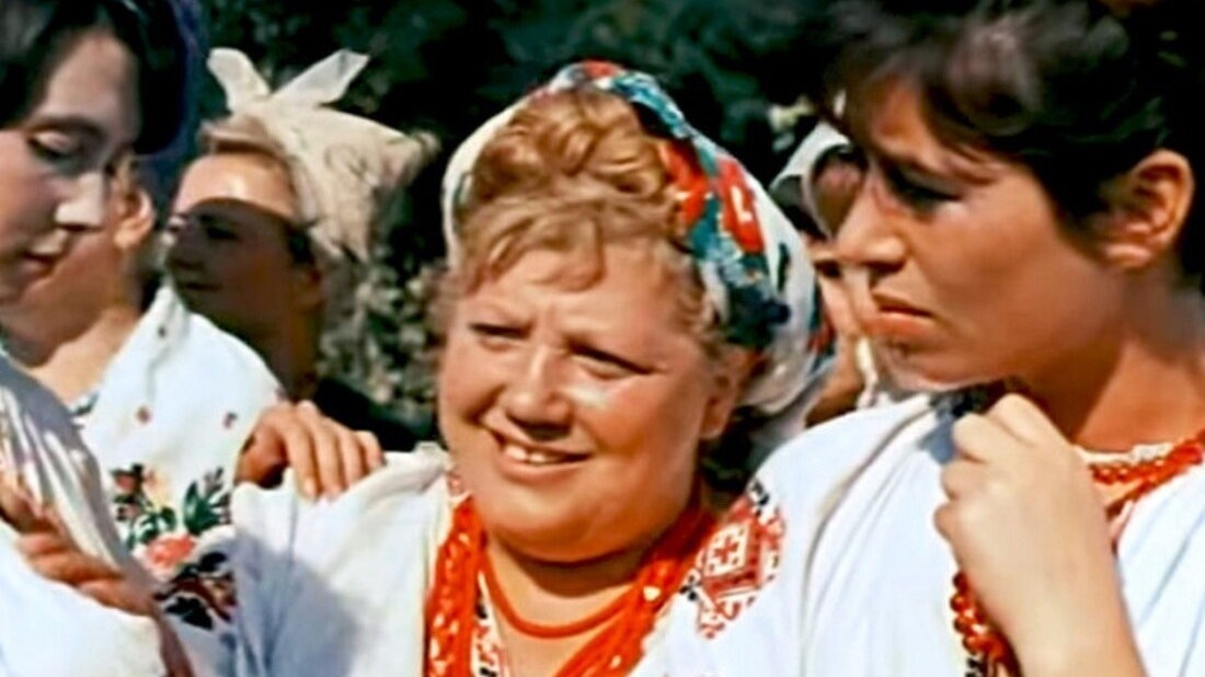 Трындычиха в исполнении Эммы Трейвас — в центре