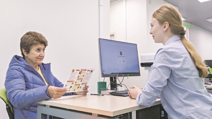 Москвичку Антонину Мельникову знакомят с деталями переезда в новостройку