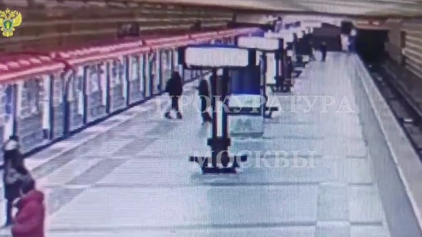 Москвич разбил стенд и окно вагона поезда на станции метро «Марьино»