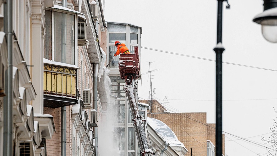 Городские службы продолжают очистку крыш от последствий снегопада 