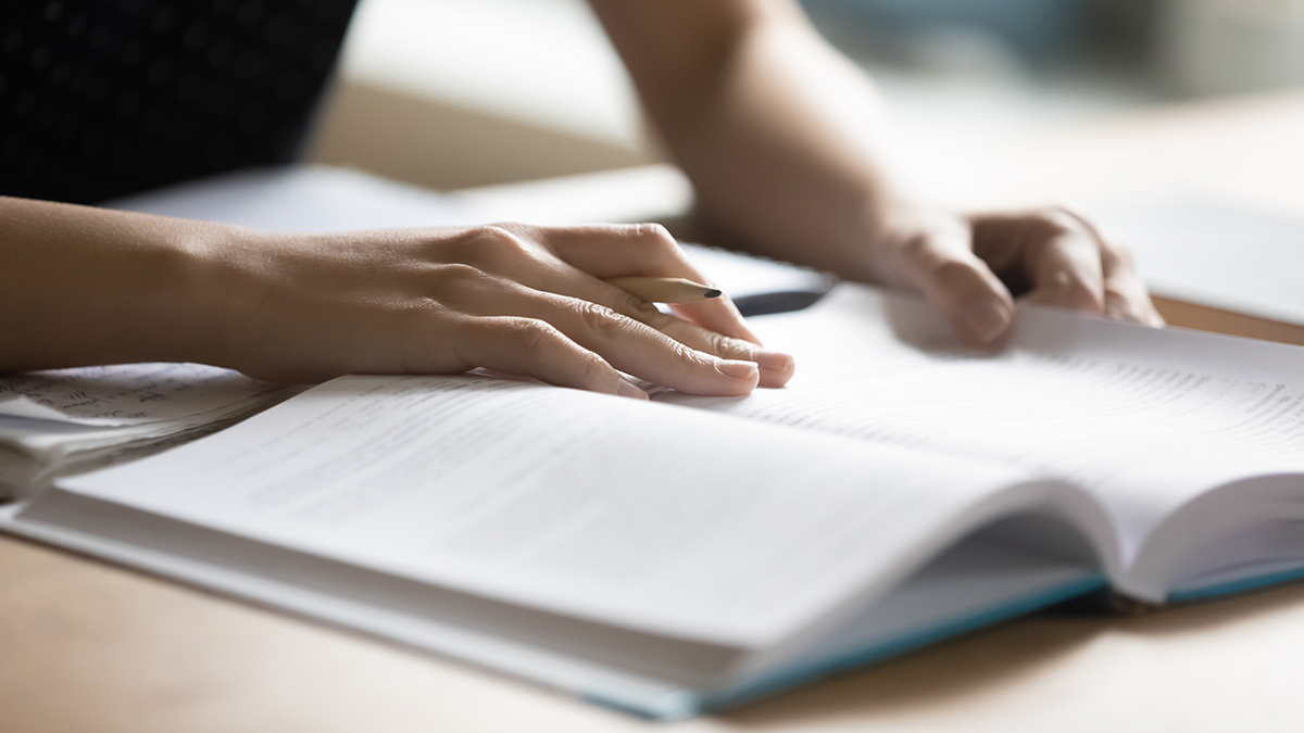 Медсестре выписали штраф за строчки украинского лозунга в личном блокноте