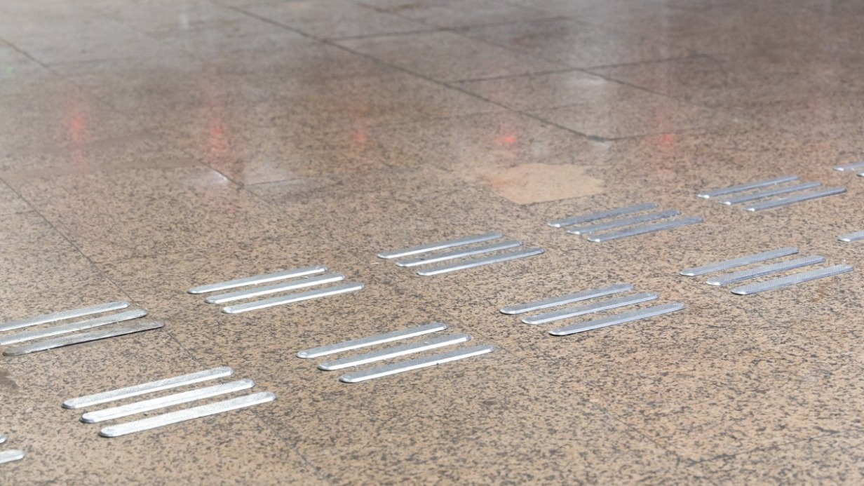 Указатели для слабовидящих пассажиров начали устанавливать в столичном метро