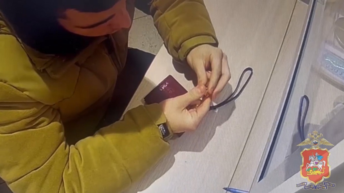 Мужчина похитил у родителей возлюбленной украшения на миллион рублей