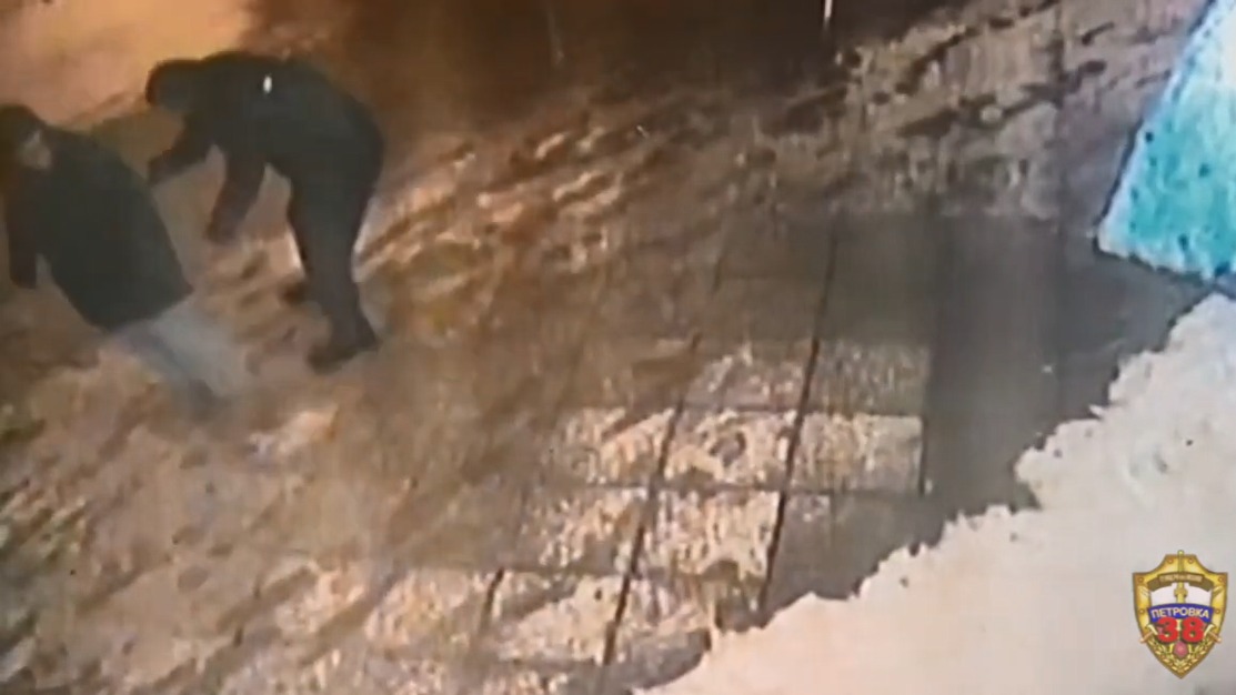 Карманник обокрал прохожего в Москве, делая вид, что стряхивает снег с его одежды