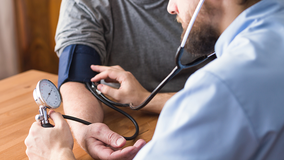 Врач Гандельман назвал главный запрет при измерении давления